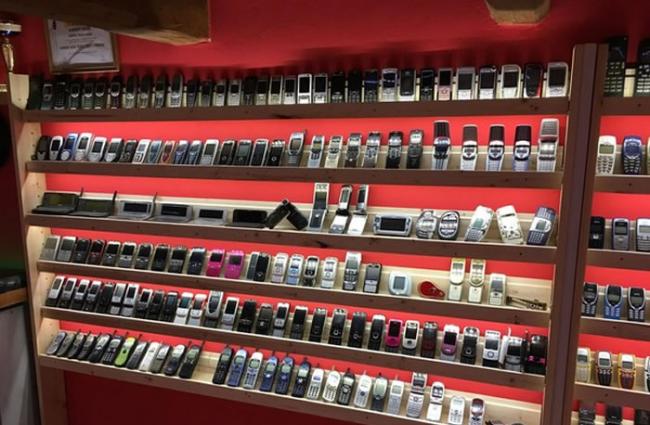 斯洛伐克男子收藏超过3500个手机开博物馆