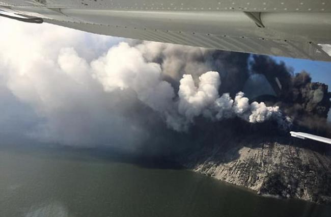 巴布亚新几内亚北面卡多瓦尔岛沉睡472年休眠火山突然爆发