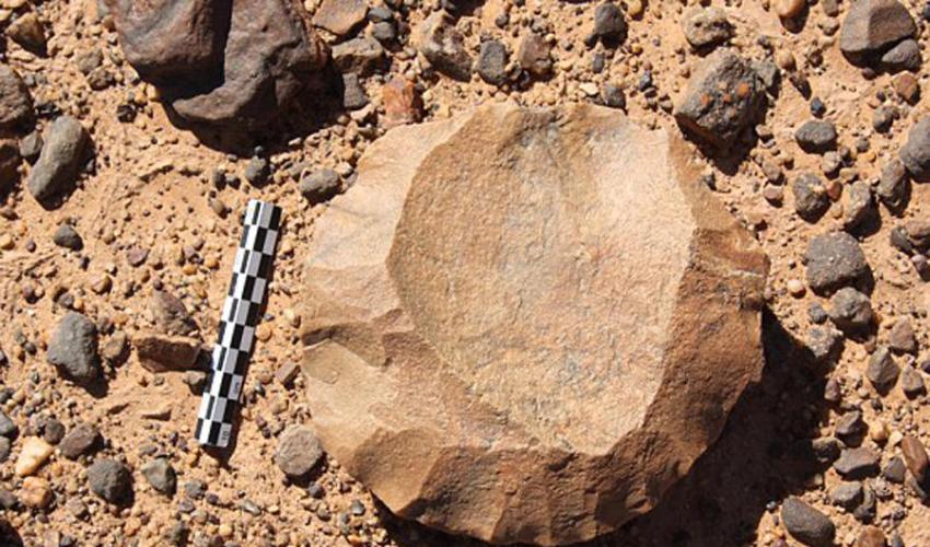 考古学家在砂岩岩石上寻找每一个可疑的痕迹，因为被人类加工过的石器都会留下痕迹，早期人类为了将石块修正成锋利的外观，需要从一块更大的石头上将其敲下，这样石器上就会