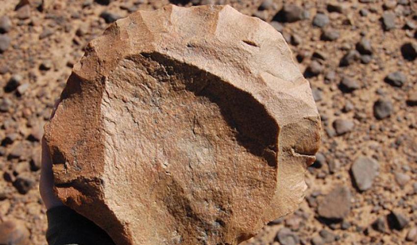 早期人类使用的工具一般都是石块加工件，比如将石块磨成锋利的一面，而这些物件在当时数量可能非常庞大。早期人类遗留下来的石器被杂乱堆砌的撒哈拉沙漠附近，形成了一个巨