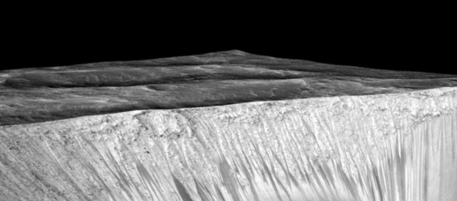 美国宇航局NASA宣布火星重大发现：火星表面存在流动的液态水