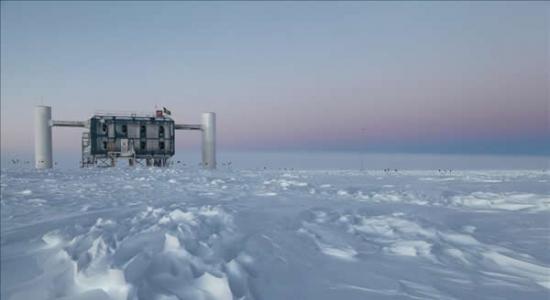 由美国国家科学基金会提供的照片显示的是位于南极站的“冰立方天文台”，这是世界上最大的中微子探测器。