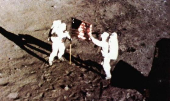 阿姆斯特朗和奥尔德林成功登月，为人类航天史写下新一页。