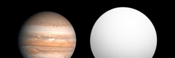 HD 189733b（右图）是一颗巨型气态行星，体积略大于木星（左）。它座落于狐狸座，距地球600万亿公里，相当于63光年。