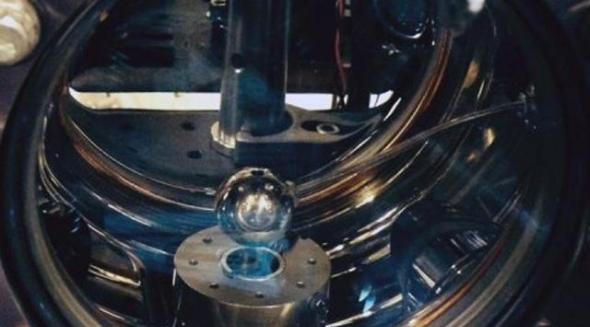 原子干涉仪真空腔中的铝球试验装置，可验证暗能量粒子的变色龙特性是否真实存在