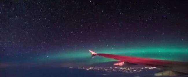 飞机乘客遇奇景 加拿大上空看北极光