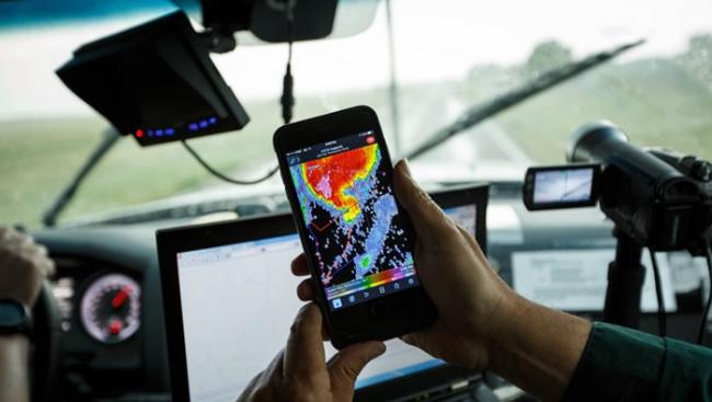 追风队员手机上安装了测风雷达和风暴模型软件，协助分析风势。