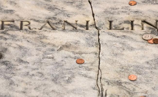 富兰克林墓碑出现裂痕。