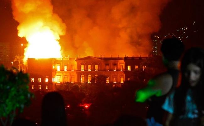 巴西里约热内卢200年历史国家博物馆起火 超过2000万件收藏品恐付之一炬
