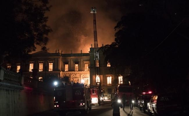 巴西里约热内卢200年历史国家博物馆起火 超过2000万件收藏品恐付之一炬