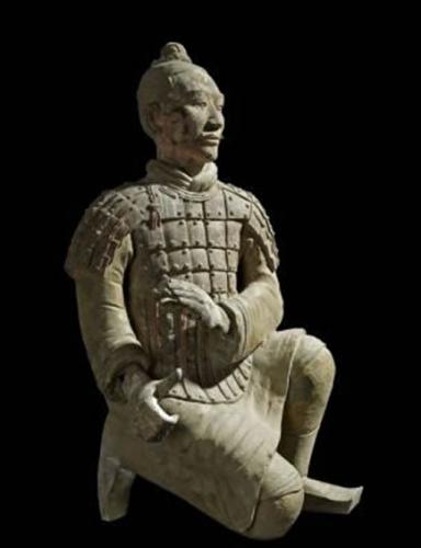 在秦始皇之前，中国从未出现过真人大小的雕像。尼克尔认为这一想法来自于亚历山大大帝的宣传活动