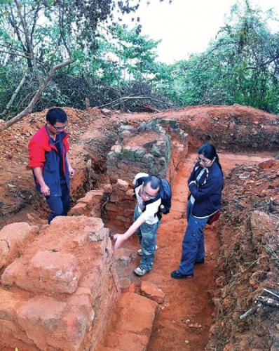 考古人员正在对三岸窑址进行发掘考证