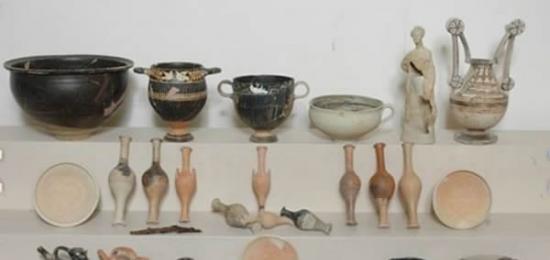 在这个古墓内，考古小组共发现了30件文物，包括2个女性造型的赤土陶小雕像，3个奶瓶(包括小猪造型在内)以及一些陶罐、花瓶和盘子。考古学家已经对盘子进行清洗和修复
