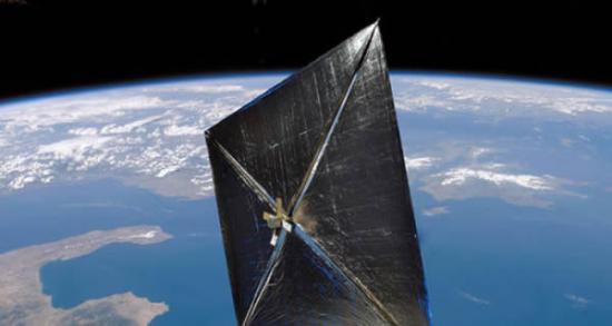 艺术示意图：正在地球轨道上飞行的太阳帆飞船