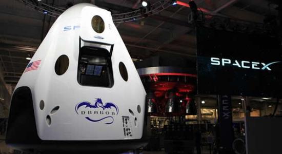 太空探索技术公司研制的Dragon V2“龙”飞船可搭载 7名宇航员，一举超过联盟飞船