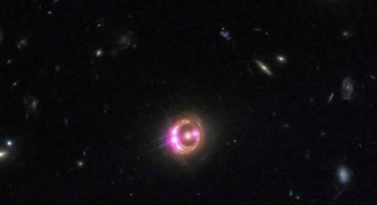 美国宇航局通过“宇宙放大镜”发现60亿光年外的超大质量黑洞