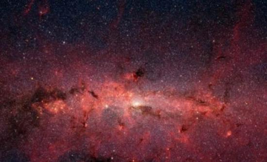 Abell2744 Y1是一个典型的早期宇宙星系，也是迄今为止发现的最为遥远的星系之一。它的体积只有银河系的1/30，恒星数量却是银河系的10倍左右