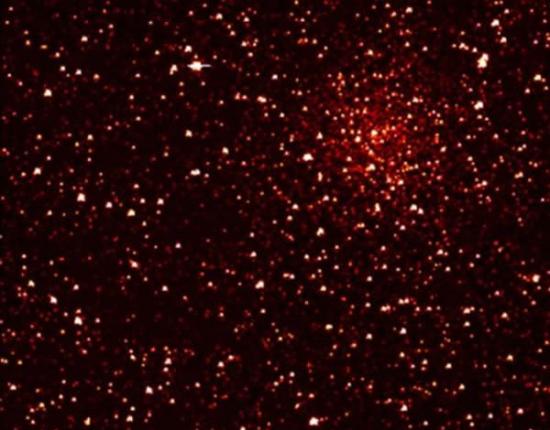 开普勒望远镜耗资3.95亿英镑(约合6亿美元)，于2009年3月发射升空，主要用于搜寻可能支持生命存在的类地行星。照片由开普勒望远镜拍摄，展示了银河系一个100