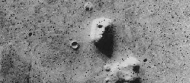 1976年“海盗探测器”拍摄的火星人脸地形，之后被证实是移动中沙丘特殊排列形成的错视效果。