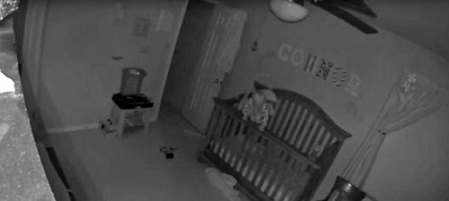 灵异影像：恐怖的平衡 婴儿半夜独站婴儿床围栏20秒