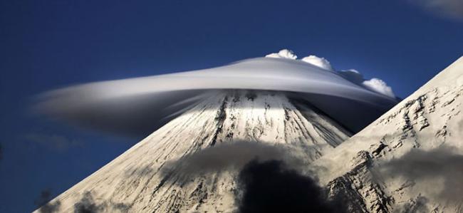 这些迷人的荚状云照片都是摄影师沃伊查克在俄罗斯东部堪察加半岛火山上空拍摄到的