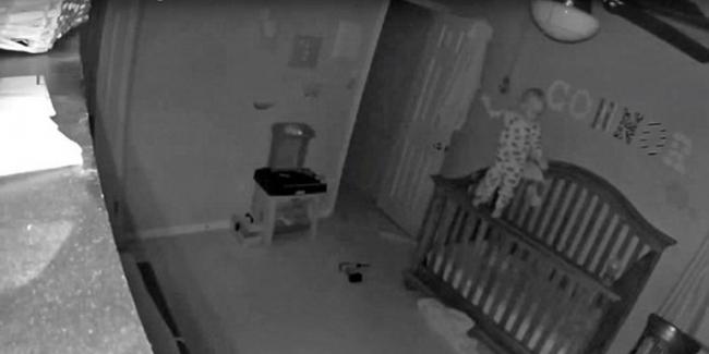 灵异影像：恐怖的平衡 婴儿半夜独站婴儿床围栏20秒