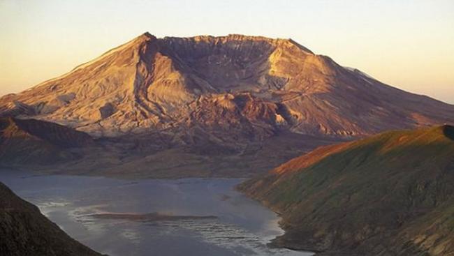 这是美国圣海伦斯火山。地质学家最新研究显示，这座火山下方潜在着一个岩浆库，未来不久可能会喷发。