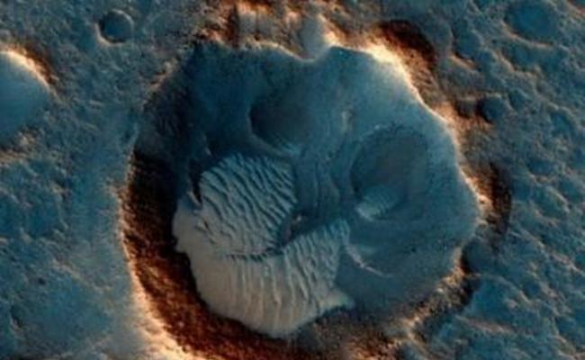 美国太空总署（NASA）日前公布的火星高清图片，显示火星南部有平原及沙丘的面貌。（资料图片）
