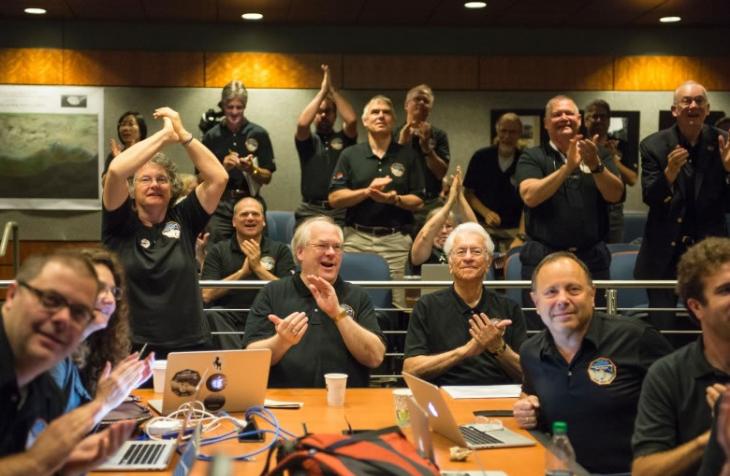 新视野号科学小组成员目睹冥王星最光亮的照片后，拍烂手掌。