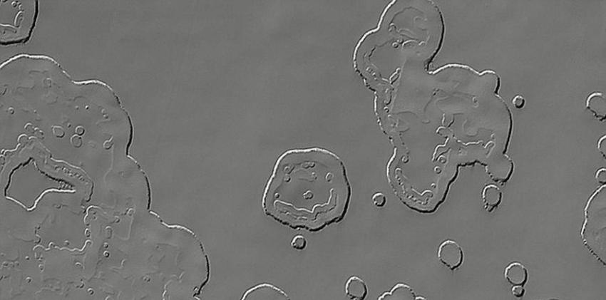 伴随着火星全年气候变化，可观测到火星极地区域干冰的显著变化。最新拍摄的“快乐笑脸”具有清晰的鼻子和向上微翘的嘴部，显示一张笑脸，该区域直径大约500米。这一特征