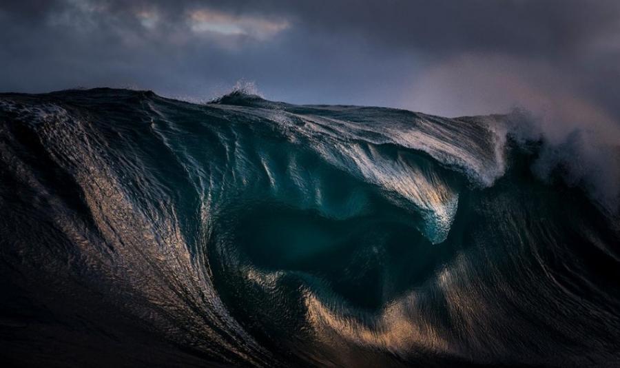 拍摄者：Ray Collins。通过卷曲的海浪折射的光。