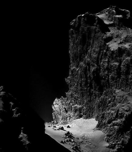 天文爱好者通过欧洲航天局罗塞塔探测器拍摄的67P彗星照片，发现这颗彗星表面存在着壮观的悬崖，高度达0.8公里，然而该彗星直径仅4公里。