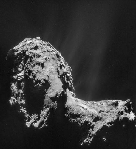 该彗星以时速13.5万公里疾速朝向太阳运行，将于2015年8月抵达近日点。
