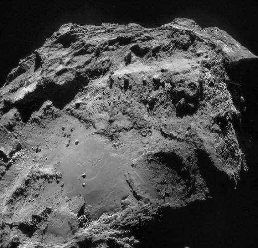 该彗星部分表面相对光滑，但是一些表面存在锯齿状悬崖和碰撞陨坑。