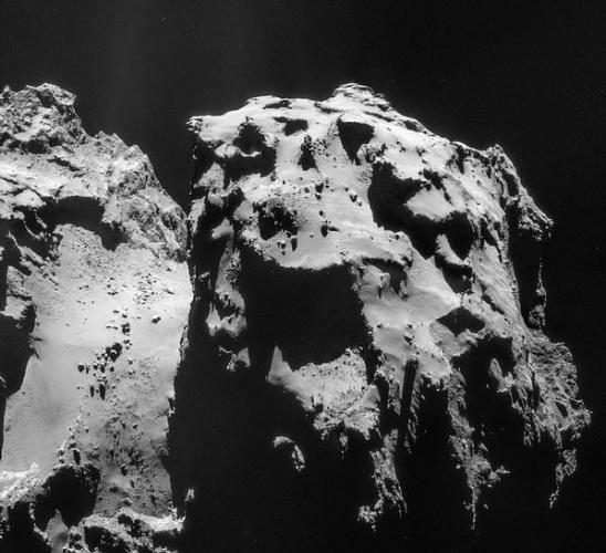 这是67P彗星的高清图像，令人联想到可以攀爬的高峰，上世纪80年代美国宇航局“航行者号”探测器拍摄的图像效果与该图像是无法相比的。