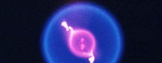 国际空间站上美国宇航局正在进行的液滴燃烧实验中拍摄的彩色照片，展示呈现圆形的火焰