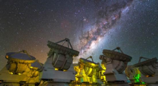 位于智利阿塔卡马沙漠的阿塔卡马大型毫米波/亚毫米波阵列，也称为ALMA天文台(ALMA Observatory)。