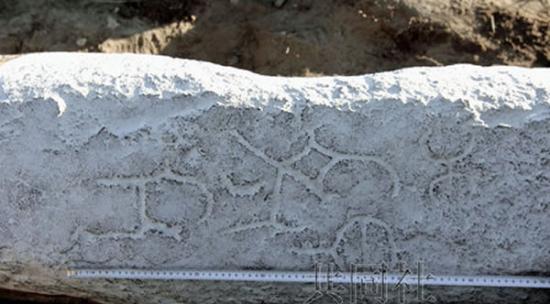 大阪大学考古人员在蒙古东部发现了8世纪的突厥碑文。图为刻在石柱上的部落纹章。