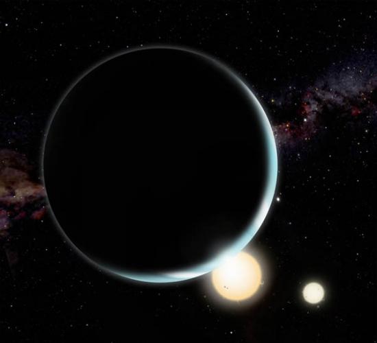 具有两颗太阳的外来行星开普勒-34b的艺术家印象图。开普勒-34b是距离地球4900光年的气体巨星，它是由美国宇航局开普勒太空望远镜观测到的。