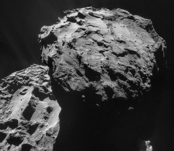 这处悬崖高0.8公里，大约占据67P彗星五分之一的体积。