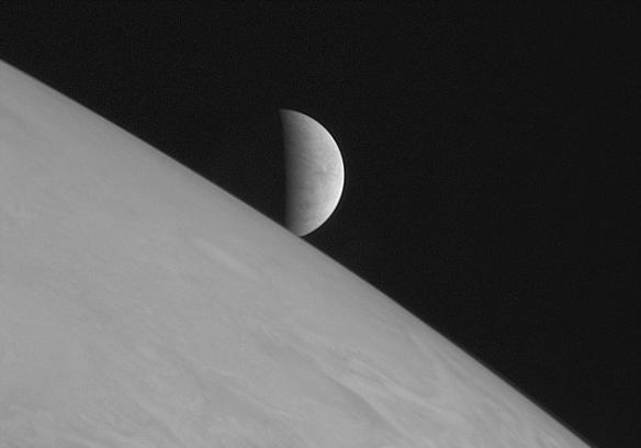 新视野号探测器拍摄的这幅图像上展示了木卫二从木星云层上方升起的景象。美国宇航局正在筹划一项前往木卫二的探测计划，预计于2022年左右发射升空。科学家们希望能够确