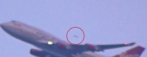 美国纽约肯尼迪机场上空惊现UFO高速超过正在起飞的客机