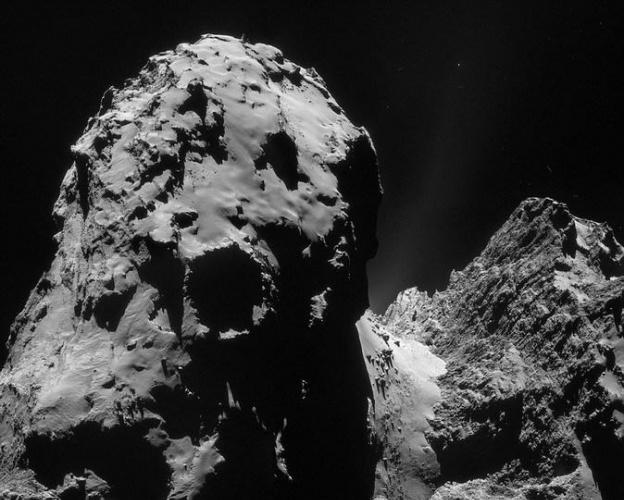 图中清晰地呈现67P彗星的崎岖表面，该照片是罗塞塔探测器12月10日拍摄的。