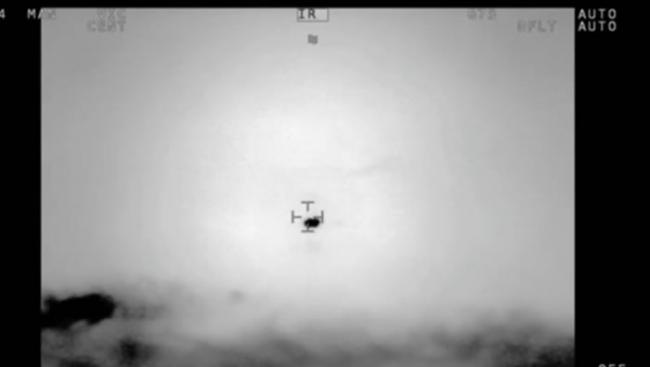 智利海军直升机2014年11月拍摄到UFO 不明飞行物体排出一串类似羽状云的物质