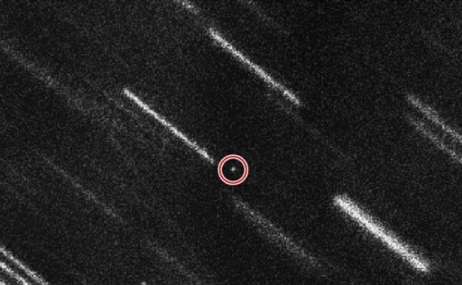 小行星（红圈示）即将近距离安全掠过。