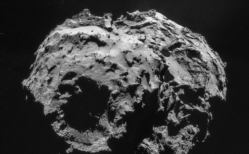 图中是67P彗星壮观的悬崖结构，但这并不是太阳系内最高的悬崖，天卫五表面的悬崖高度达19公里，是太阳系内最高的悬崖。