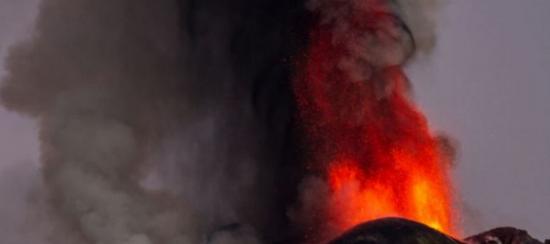 意大利“埃特纳”火山喷发吐出蒸汽圈