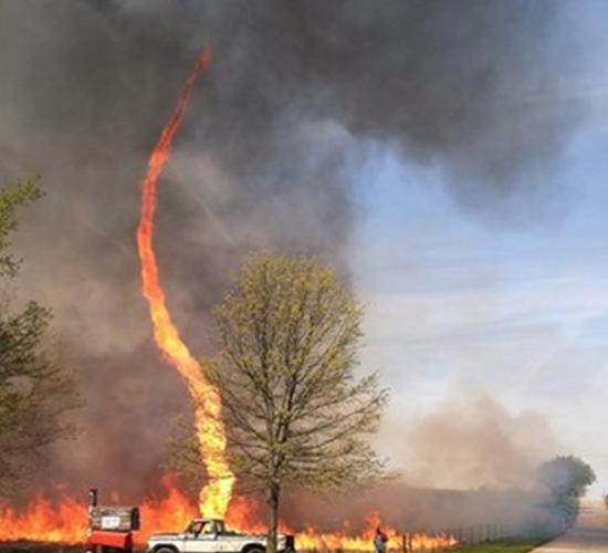 美国密苏里州农田着火出现罕见火龙卷