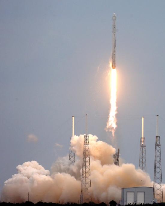 SpaceX火箭在卡纳维拉尔角升空