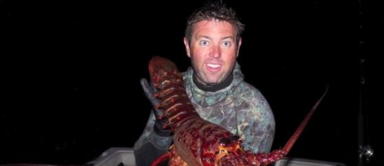 美国加州渔民捕获巨型龙虾后放生